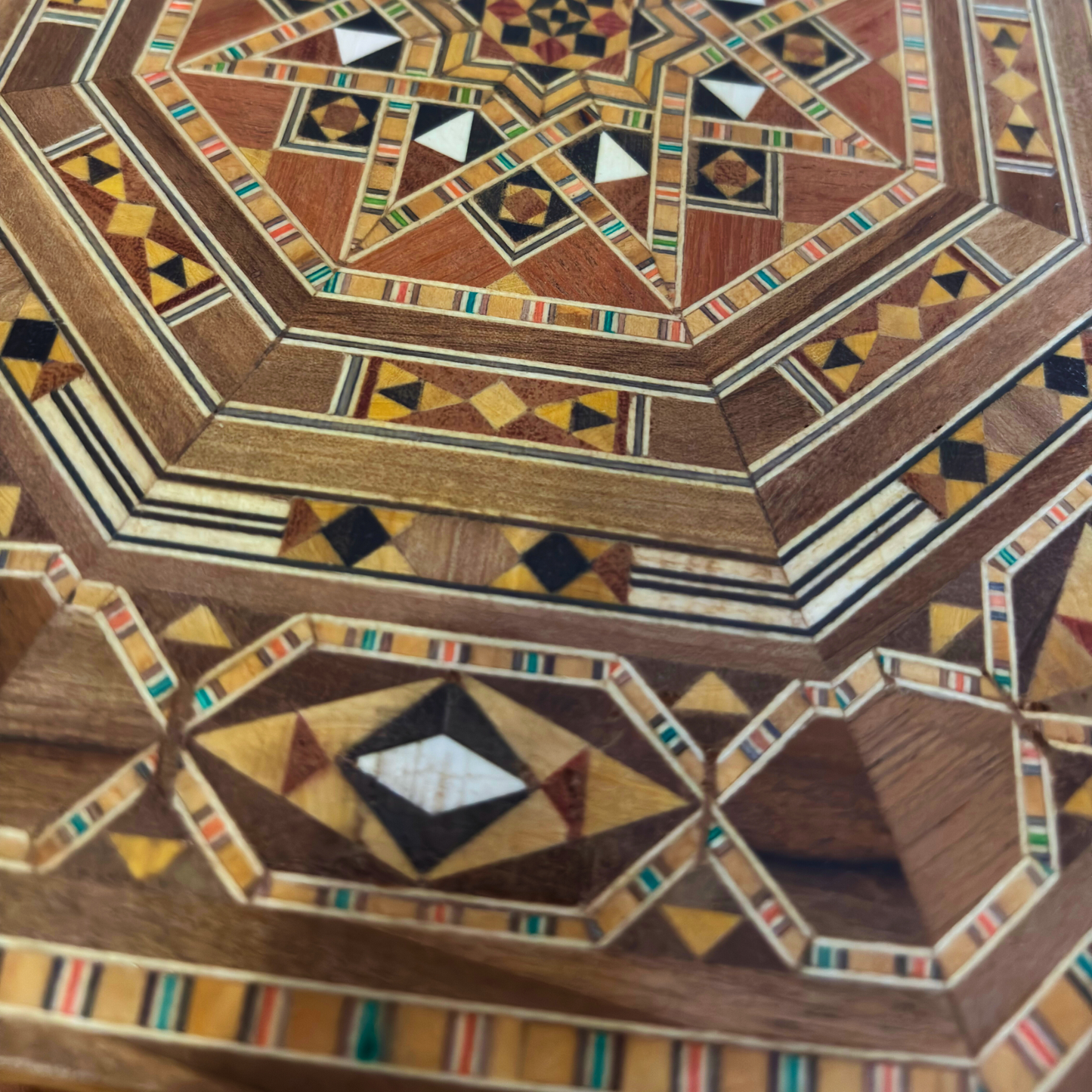 Caja de Mosaico Damasquino – Madera Artesanal con Interior de Terciopelo Rojo