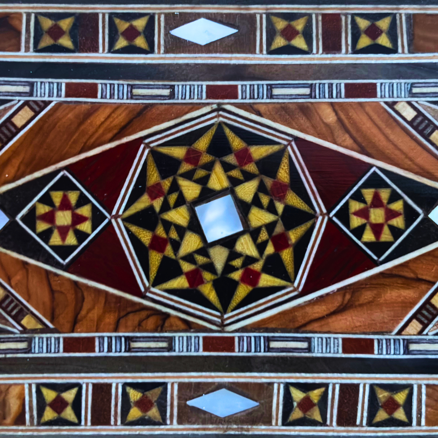 Caja Damasquina para Joyas, Plumas y Rosario – Hecha a Mano con Nácar