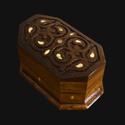 Handgesneden Beukenhouten Doos – Walnootafwerking & Parelmoer