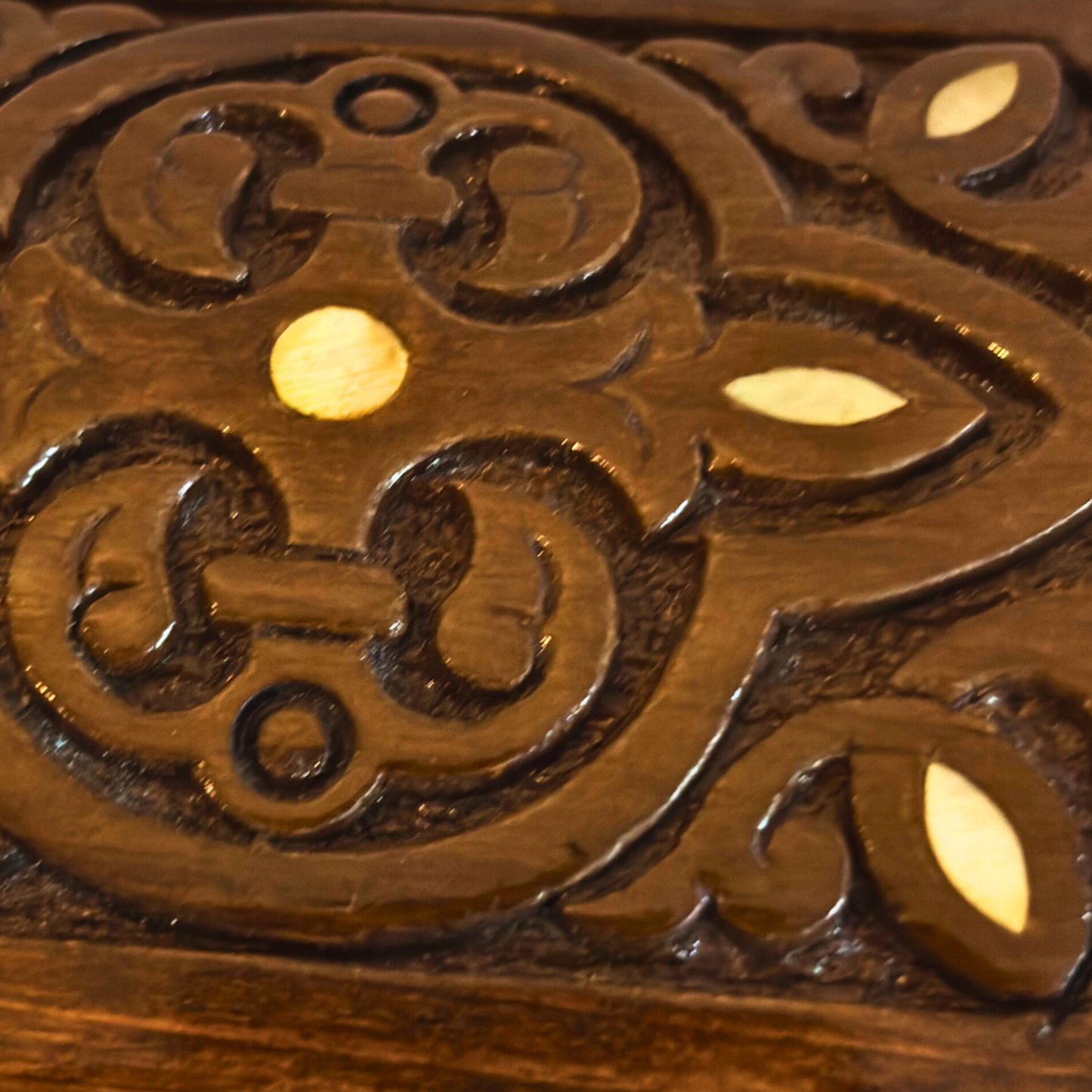 Scatola in Faggio Intagliata a Mano – Madreperla e Velluto, Design Orientale Senza Tempo