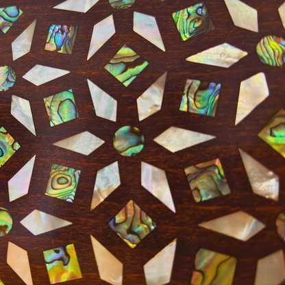 Zenobia – Bolso Clutch Damasquino de Lujo con Incrustaciones de Nácar y Forro de Brocado