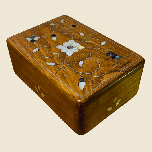 Handgefertigte Luxusbox aus Damaskus – Perlmutt & Samteleganz