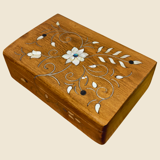 Handgefertigte Luxusbox aus Damaskus – Perlmutt & Samteleganz