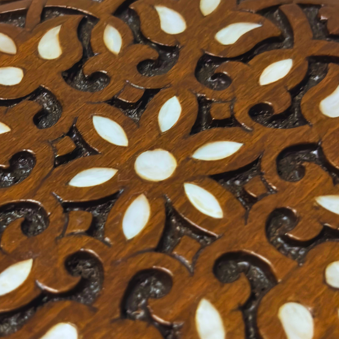 Caja Tallada a Mano de Lujo – Nácar y Elegancia en Terciopelo