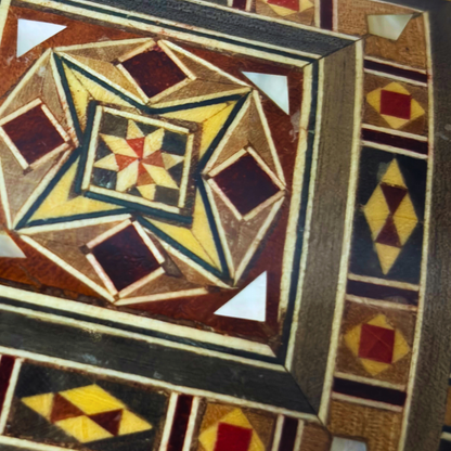 صندوق موزاييك دمشقي – حرفة تقليدية وأناقة مخملية
