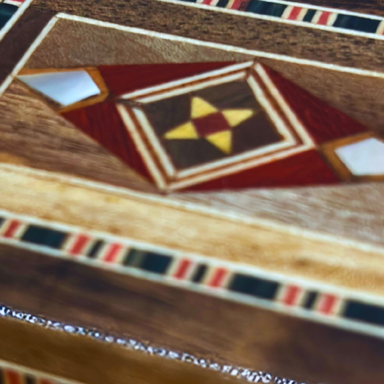 Handgefertigte Mosaik-Ringschatulle aus Damaskus – Holzkunst & Samt