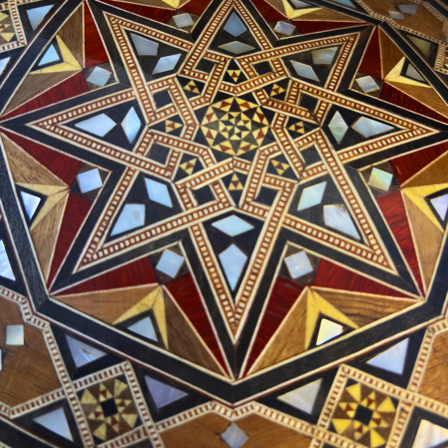 Boîte en Mosaïque Damascène Faite Main – Nacre & Velours