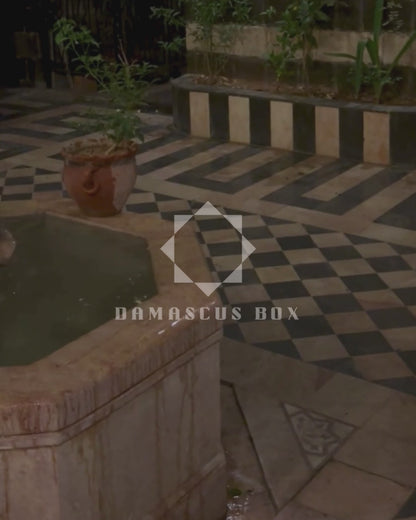 Jouri – Luxe Damascene Clutch met Roze Parelmoer & Parelketting